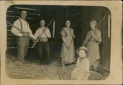 Popis z levé strany:
Řehoř Čížek, František Čížek, Julianna Čížková prov. Halfarová, Marie Čížková prov. Světlíková
(nemanželská dcera Hedviky Čížkové), Aloisie Čížková roz. Jínová