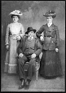 zleva Anna Bohumila Vošek prov. Haider,
Jan Vošek, Marianna Vošek roz. Ševčíková