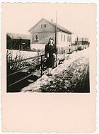 Jarmila Falharová prov. Heřmánková (z č.p. 89), v pozadí dům č.p. 90