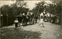 momentka - odjezd novomanželů Lackových z č.p. 41 (6. 7. 1931), napravo zachycen dům č.p. 101
