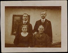 č.p. 12 - sourozenci Střilkovi s matkou, cca roku 1915. Z levé strany: Josef Jan Střilka, Adolf Jakub
Střilka, Anežka Střilková prov. Lacková, Augustina Střilková roz. Malíková
