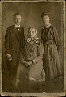zleva: Václav Augustin Glabazňa, Anastázie Glabazňová roz. Lindovská (matka), Marie Glabazňová roz. Vaněk (manželka)